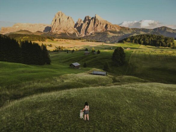 prado enorme con montañas en dolomitas